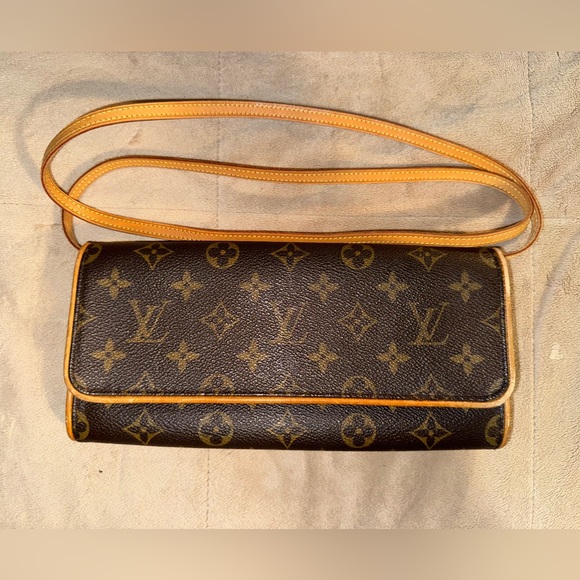 Louis Vuitton Monogram GM Twin Crossbody - Picture 2 of 8